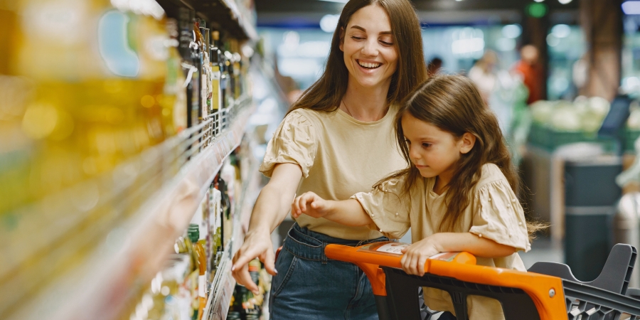 Mom-daughter-shopping-cashback