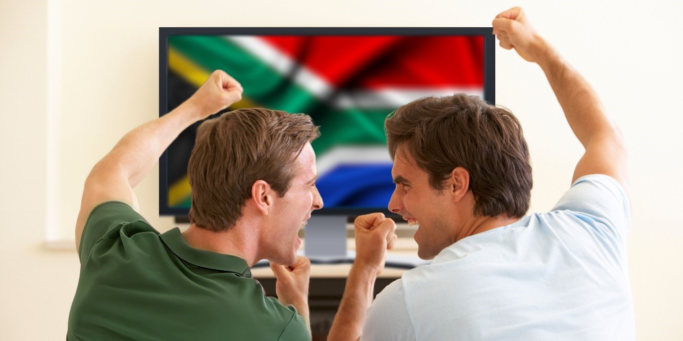 friends-cheering-on-couch-south-african-flag§